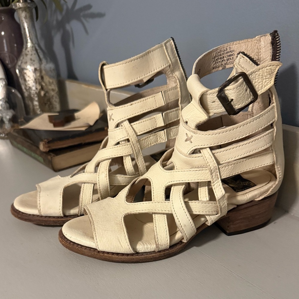 Rare FreeBird GAZELLE White Sandals size 7